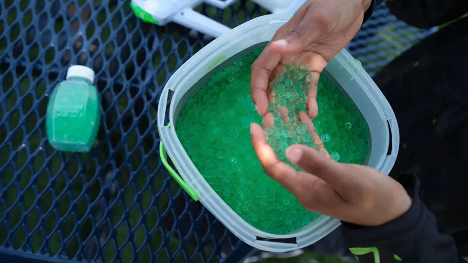 Chlapec chyst&aacute; kuličky ve vodn&iacute; l&aacute;zni